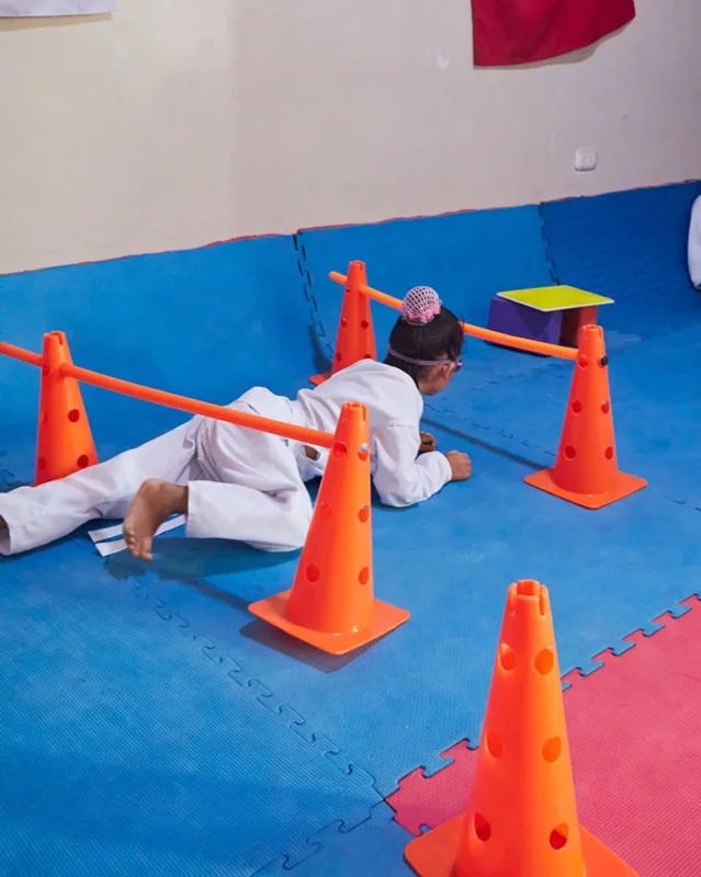 Niño haciendo un circuito motor con conos