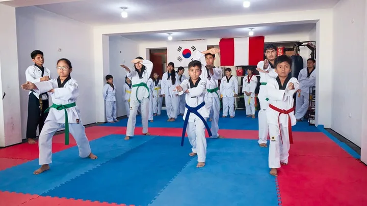 Clase de taekwondo en la sede de Nuevo Chimbote