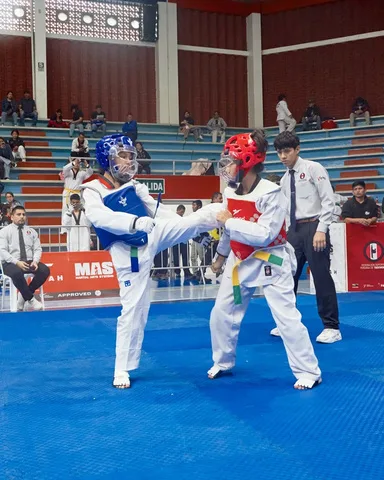 Combate de taekwondo en competencia