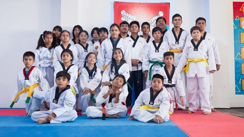 Grupo de alumnos de Gumiho en el dojang