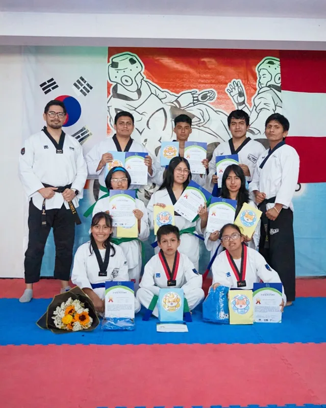 Alumnos de Gumiho Taekwondo con sus diplomas de ascenso de grado
