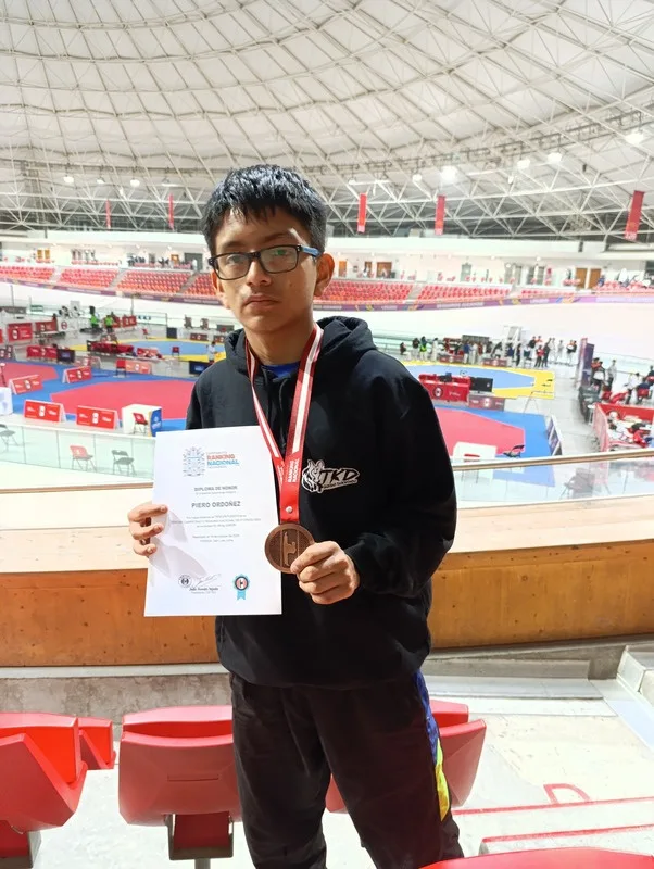 Piero Ordoñez con su medalla del ranking nacional