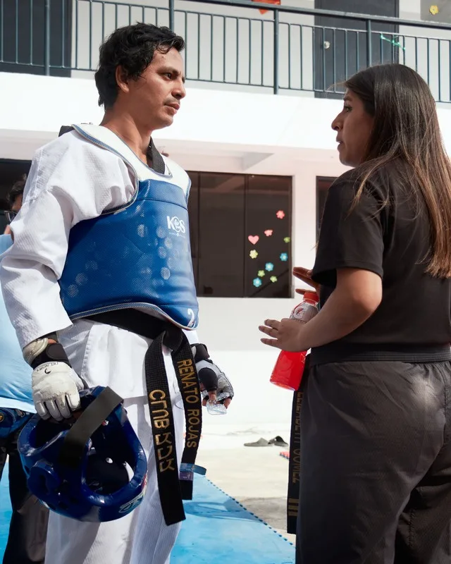 Renato Rojas con peto de combate