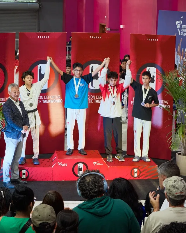 Alumnos de Gumiho en el podio de un campeonato