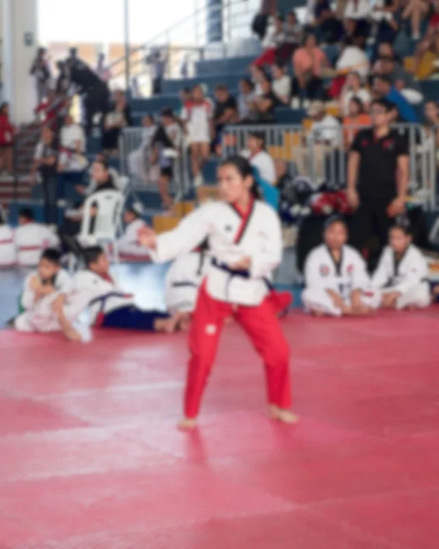 Alumna ejecutando poomsae en competencia
