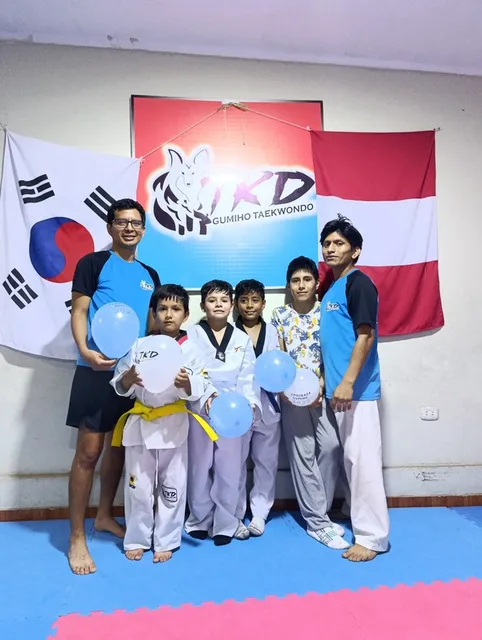 Alumnos de Taekwondo Básico con su instructor